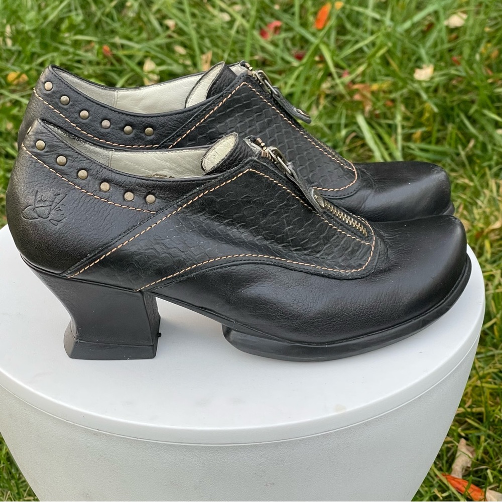 John Fluevog Cheers Shoes Womens 8 Black Leather Front Zip Pumps 2” Heels Chic